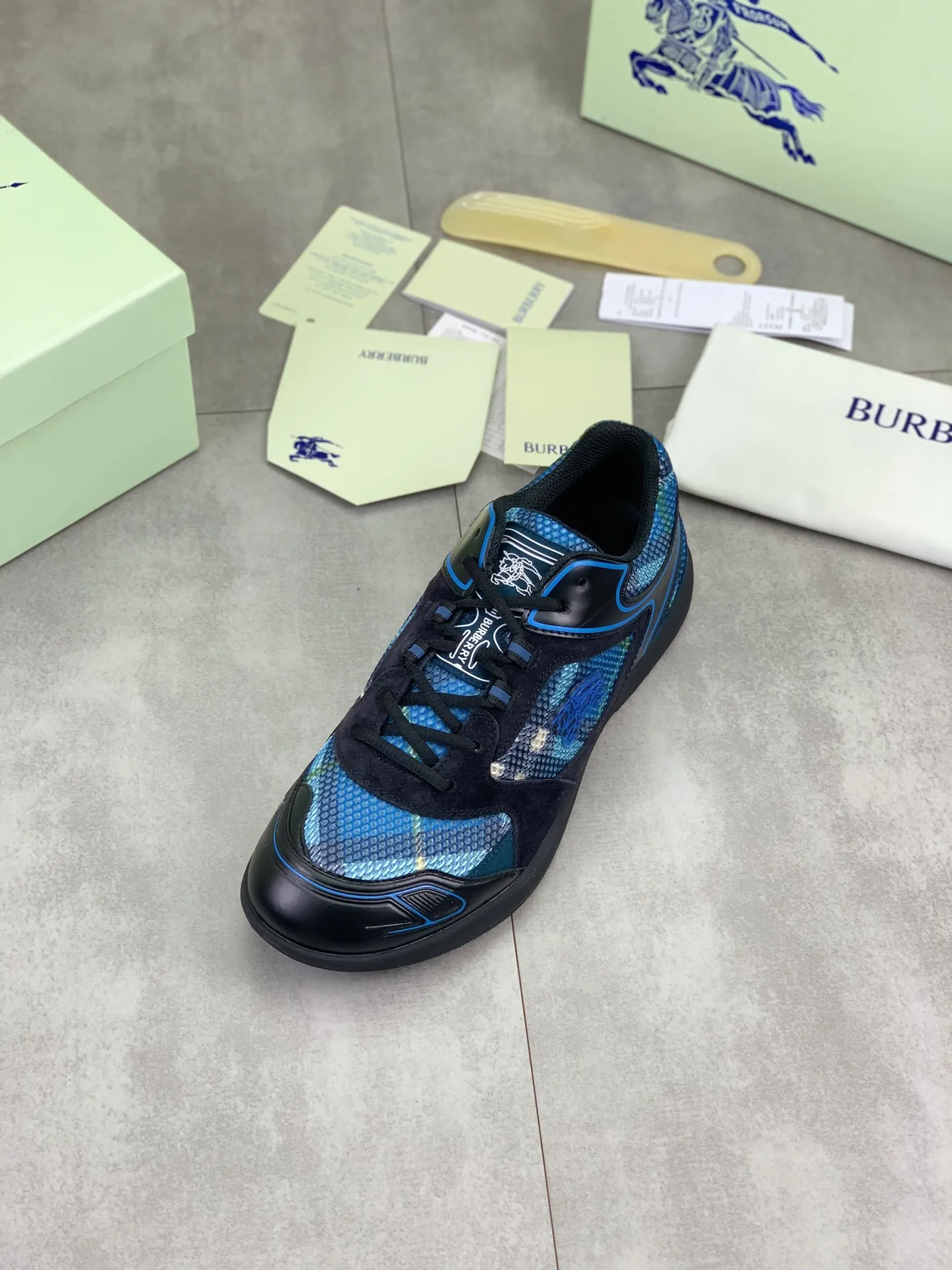Factory price P720 [BURBERRY] Burberry - High-end quality original order - Upper: imported 🔝 original material - Inner lining: cowhide lining, feet; water-dyed cowhide - Outsole: ultra-light TPR rubber; two-color molded outsole - Ultra-high quality control·Fine workmanship: highlighted (high-end·nobility·grade) -Size: 36-46 for men and women Color: 4️⃣colors available
